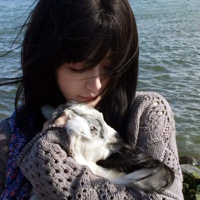 某爆料博主被曝离婚传闻疯传，前后半年颁奖礼红毯画面流出